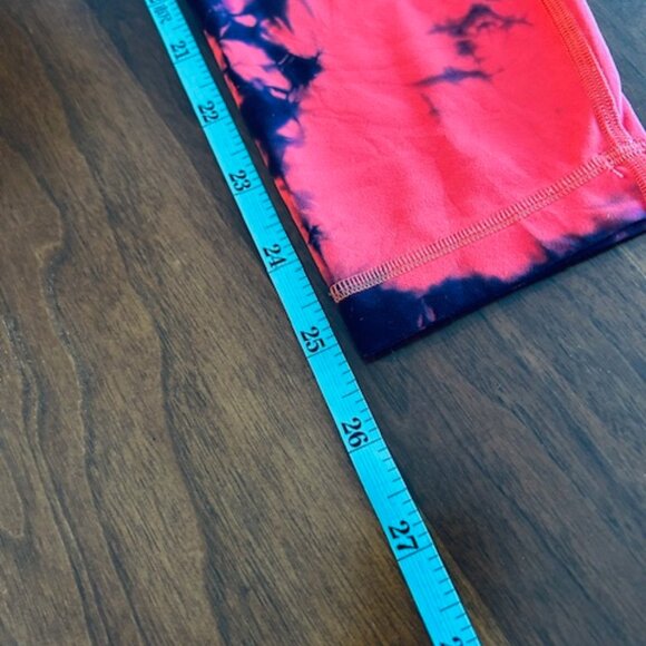 Lululemon Invigorate High-Rise Tight, Tie Dye "Red Carnation/Blk", Size 8 - Picture 9 of 10